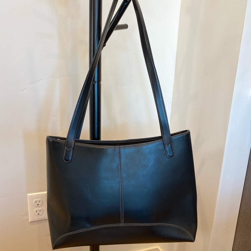 Women’s leather shoulder bag